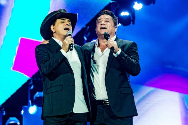 Fábio Rocha / Globo / Divulgação Chitãozinho e Leonardo no show 'Amigos - 20 Anos' em São Paulo