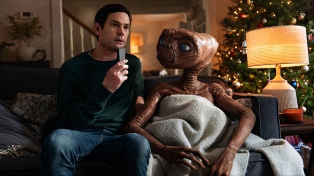 Xfinity / Reprodução Elliot e ET tiveram encontro emocionante em comercial americano, 37 anos depois de 'E.T.: O Extraterrestre'.