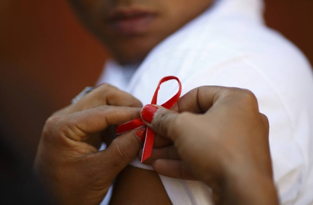 O laço vermelho virou símbolo da campanha Dezembro Vermelho, que alerta para a prevenção da Aids.
