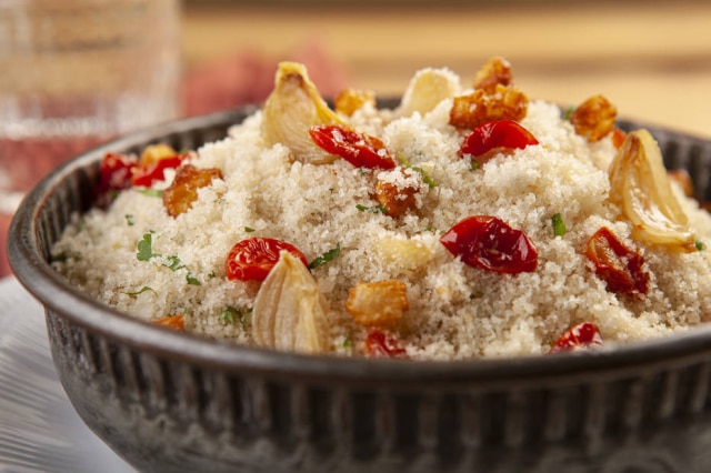 Codo Meletti/Estadão Farofa de cuscuz de arroz com pipoca de queijo de coalho e tomate confit.