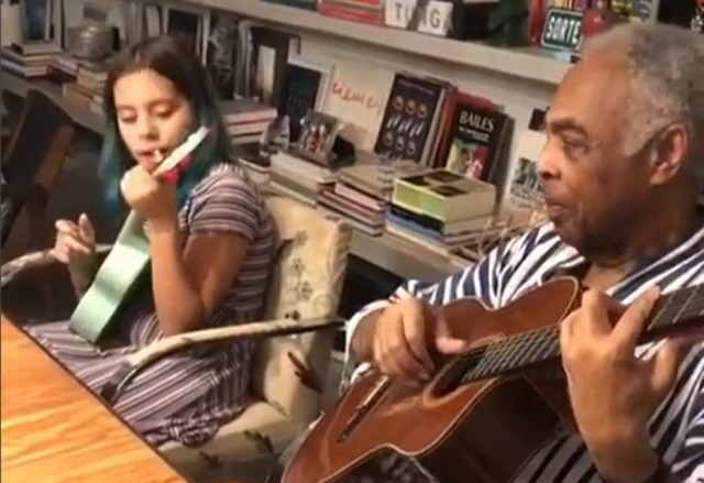 Instagram / @gilbertogil Gilberto Gil tocou 'Baby One More Time' junto com a neta, Flor