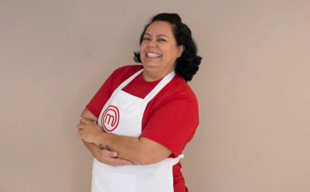 Carlos Reinis / Band / Divulgação Alessandra é apaixonada pela culinária mineira e uma 'mãezona' para seus dois filhos, um deles autista. Ao 47 anos, aposta em seu tempero para levar o 3º episódio do 'MasterChef' em 2020.