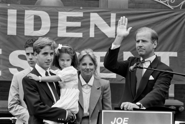 Keith Meyers/NYT O senador Joe Biden, ao lado de sua família, anuncia sua candidatura à indicação presidencial democrata, em 1987