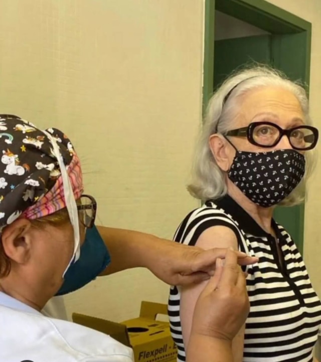 Reprodução Instagram/@fernandamontenegrooficial Fernanda Montenegro, 91, compartilhou nas redes sociais um vídeo recebendo a vacina contra covid-19