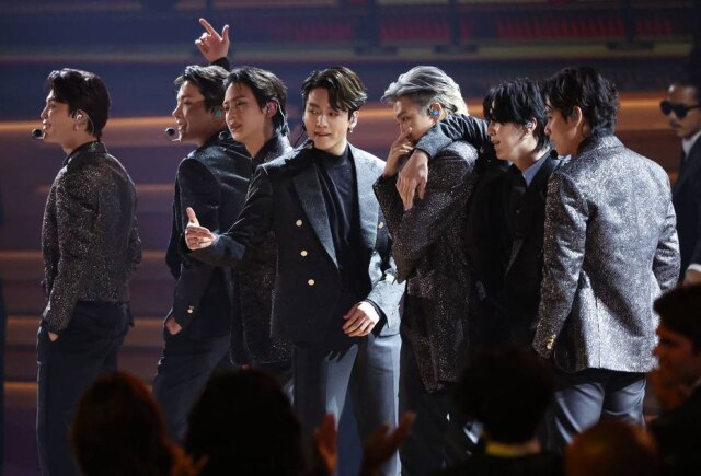 REUTERS/Mario Anzuoni O grupo BTS durante apresentação no Grammy 2022. A banda sul coreana se prepara para lançar sua primeira coletânea, 'Proof', com 48 músicas.