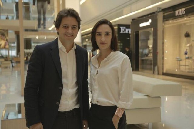 Divulgação/ Globo Maria Prata entrevista Carlos Jereissati Filho, presidente do Grupo Iguatemi, sobre luxo acessível