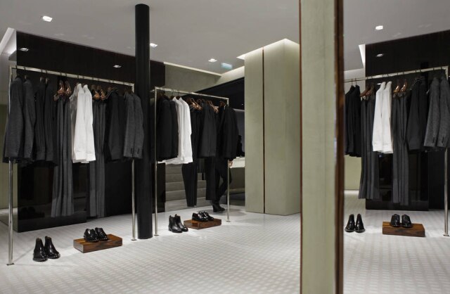 Damien Lafargue/The New York Times Vitrine da loja da Givenchy no bairro do Marais, em Paris