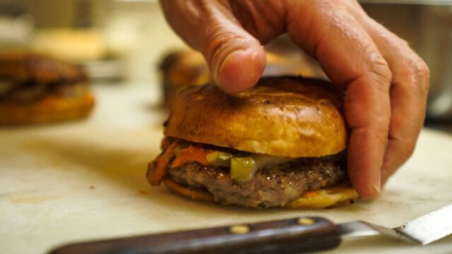 Divulgação Burg. O cheeseburger servido em pão artesanal da celebrada Tartine Bakery custa US$ 4