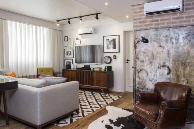 Zeca Wittner/Estadão Depois da reforma, o apartamento ficou com dois quartos. O terceiro, da planta original, virou sala de TV