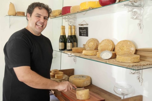Felipe Rau|Estadão Fernando Oliveira, dono da loja A Queijaria, e a frente de diversos projetos que visam fomentar a produção de queijos artesanais brasileiros