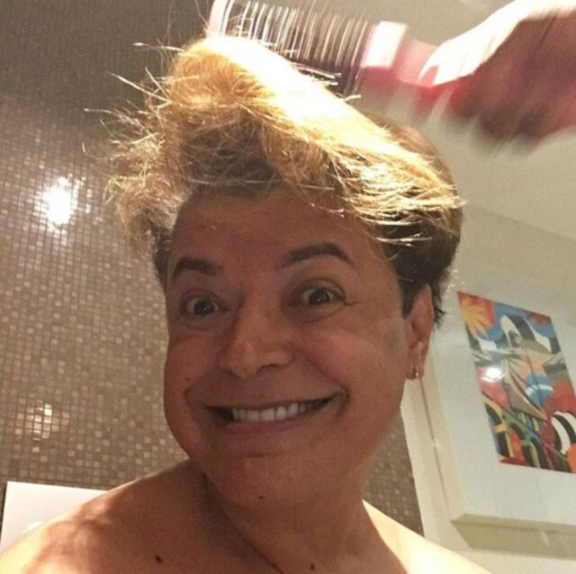 Reprodução / Instagram Você provavelmente já se deparou com a figura conhecida por sua gagueira e por sempre estar rodeada de personalidades; por conta de sua profissão como promotor acabou conhecendo inúmeras delas ao longo de sua carreira, o que proporcionou sua crescente participação em programas de TV, e até no cinema
