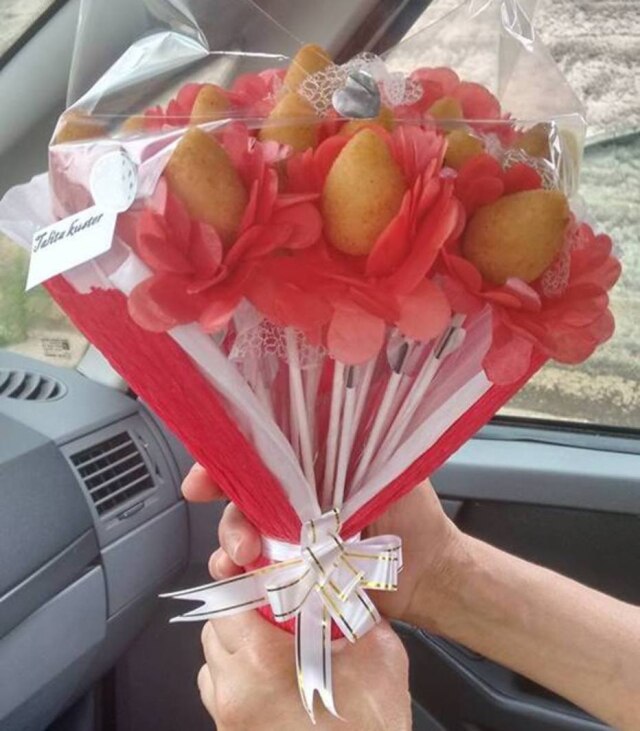 Reprodução / Facebook Buquê de coxinhas