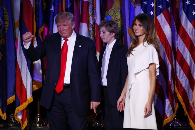Eric Thayer/The New York Times Donald, Melania e Barron Trump no discurso da vitória