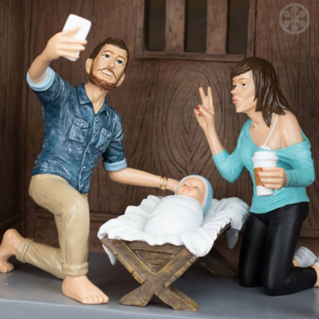 Reprodução/Modern Nativity O pai de Jesus usa camisa jeans, barba de lenhador, coque 'samurai' e aparece tirando uma selfie com Maria, que faz 'duckface' e toma um café do Starbucks. Já Jesus aparece com uma touquinha feita à mão.