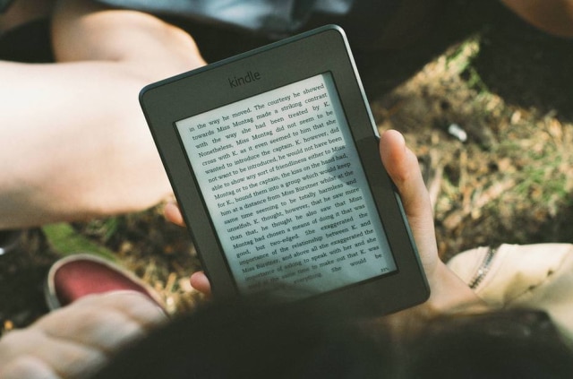 Pixabay Amazon promove Kindle no Brasil e propõe uma cidade cheia de histórias em seu primeiro comercial