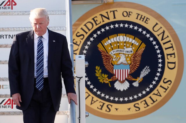 REUTERS/Remo Casilli Donald Trump esteve em visita a Israel e passou pelo Memorial do Holocausto