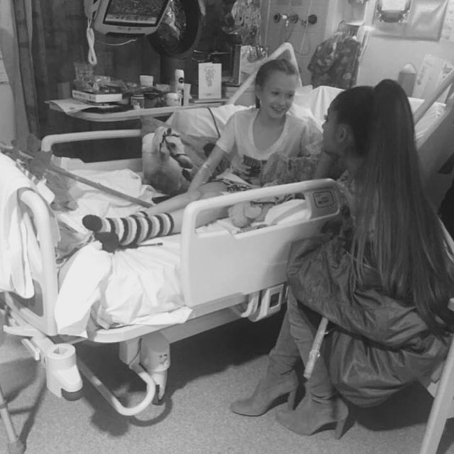 Reprodução/ Instagram/ @arianagrande Em sua conta oficial no Instagram, Ariana Grande publicou foto ao lado de uma de suas fãs que ficou ferida no atentado após o show em Manchester