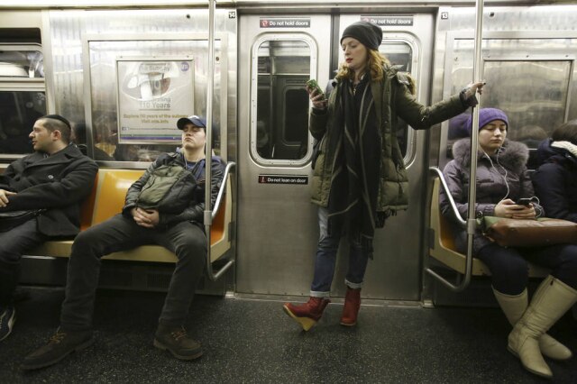 Hiroko Masuike/The New York Times 'Manspreading' é a prática dos homens que se sentam com as pernas abertas, sem respeitar o espaço dos outros