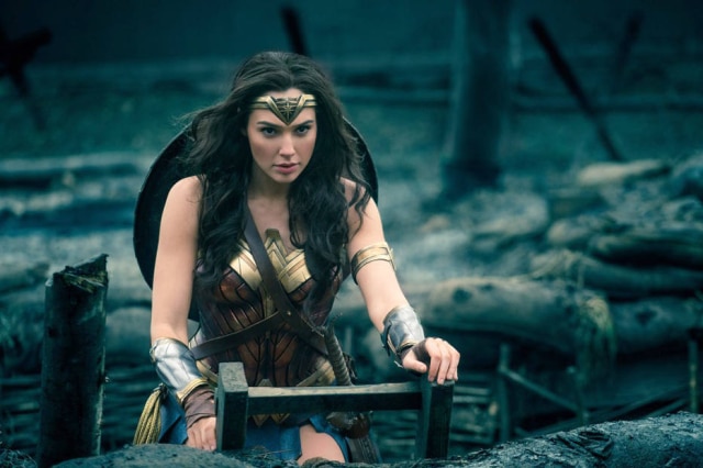 Clay Enos / DC Comics-Warner Bros. Pictures Gal Gadot tem momento emocionante com pequena fã durante sessão de autógrafos na San Diego Comc-Con.