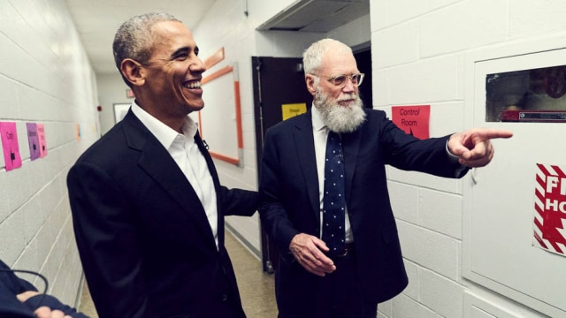 Reprodução de cena de 'O Próximo Convidado Dispensa Apresentação' (2018) / Netflix Barack Obama e David Letterman