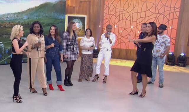 Reprodução de 'Encontro com Fátima Bernardes' (2018) / Globo Fátima arriscou os passos de 'Ragatanga' com as mulheres do Rouge