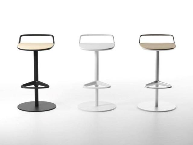 Maxdesign A Appia Stool, assinada por Christoph Jenni para Maxdesign é uma boa pedida para a cozinha. Assentos estofados e suportes para braços são dispensáveis no ambiente, assim fica mais fácil transportar e guardar as peças;