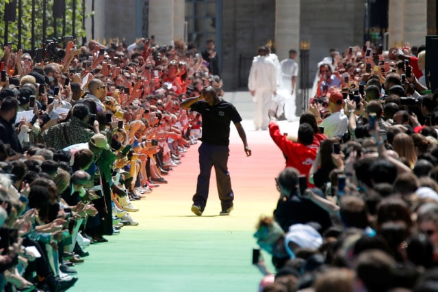 REUTERS/Charles Platiau Virgil Abloh, emocionado, no encerramento do seu primeiro desfile da Louis Vuitton
