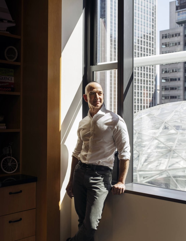Kyle Johnson/The New York Times Jeff Bezos em Seattle imprimindo um novo estilo de magnata do Vale do Silício