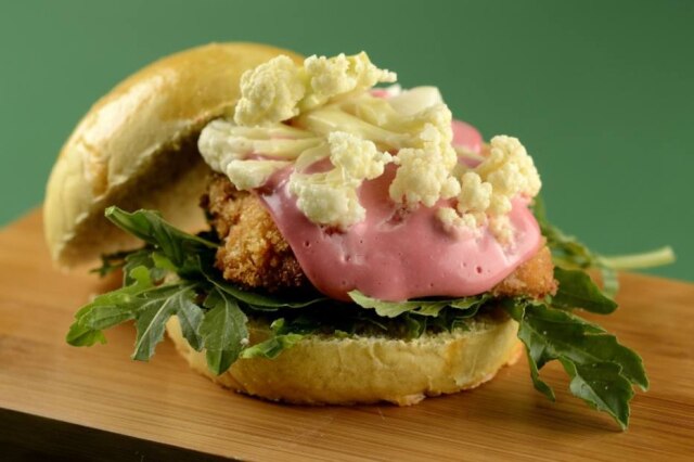 Wellington Nemeth O crazy crispy chicken, de frango frito com maionese de beterraba e couve-flor, está no menu-degustação do Ema desde a inaugura da casa