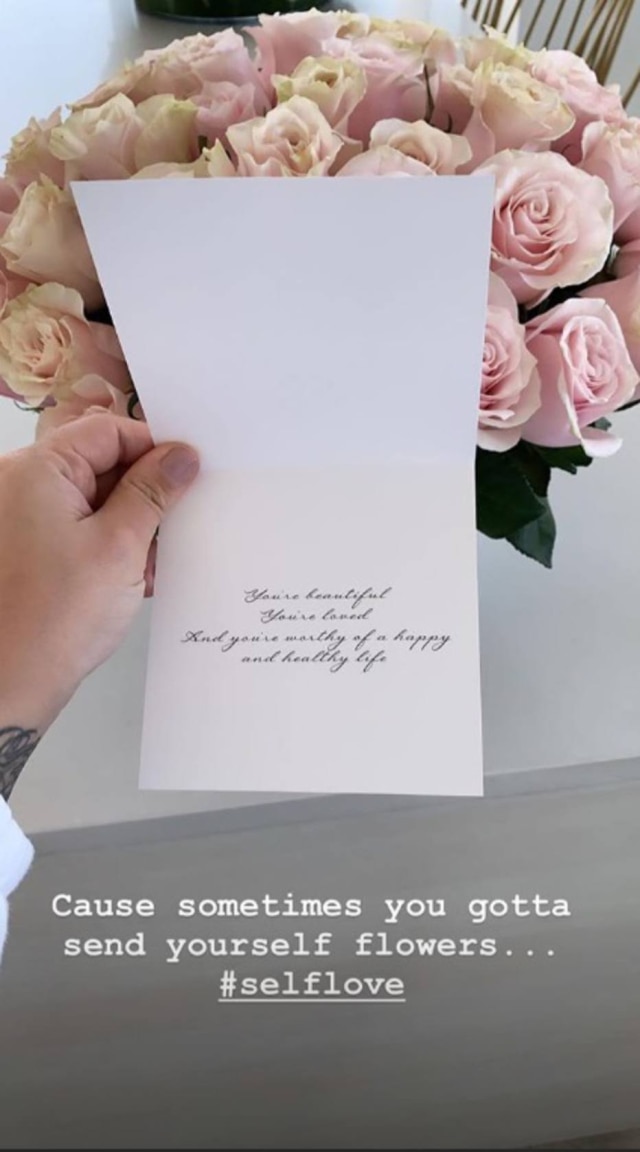 Instagram / @ddlovato Buquê de flores que Demi Lovato recebeu de si mesma.