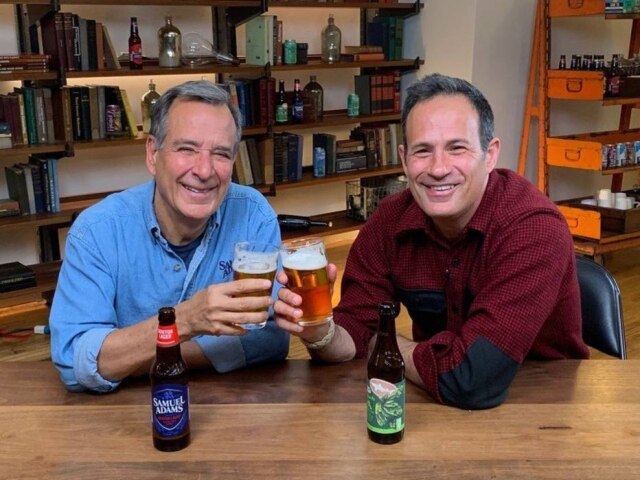 BBco Jim Koch, da Boston Beer Company, e Sam Calagione, da Dogfish Head, com suas cervejas mais populares.