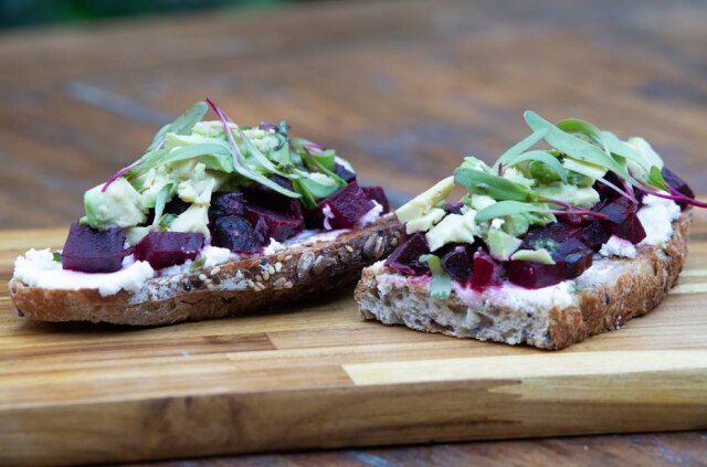 Marcello Zambrana Tostadas. De queijo de cabra, com beterraba assada, e creme de avocado, temperada com azeite e limão