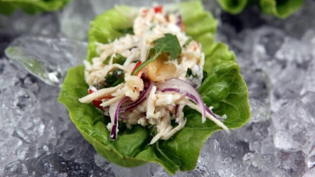 Márcio Fernandes/Estadão Salada de frango com coco na folha de alface