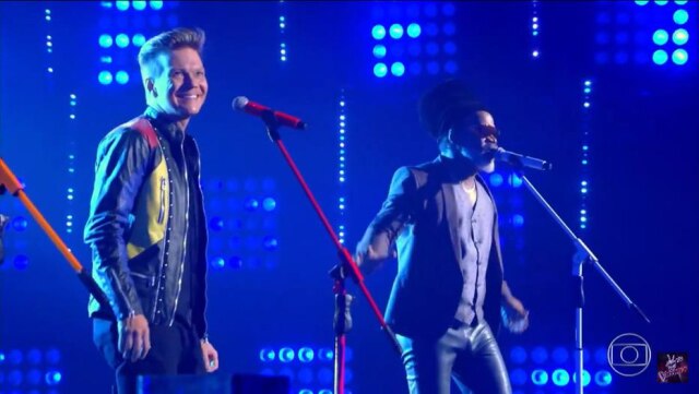 Reprodução / GloboPlay Michel Teló e Carlinhos Brown cantam no 'The Voice'