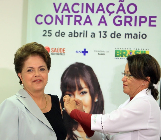 Dida Sampaio/ Estadão A presidente Dilma Rousseff toma vacina para promover a Campanha Nacional de Combate a gripe, Brasília, DF 25/04/2011.