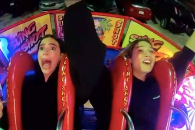 Twitter/@BruMarquezine Bruna Marquezine e Sasha Meneghel se divertem em parque na Flórida, nos Estados Unidos