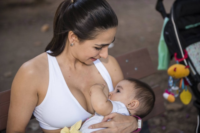 Arquivo pessoal 'Os benefícios em saúde para mãe e para o bebê são indiscutíveis. Já no campo afetivo, não há maneira melhor de criar laços de amor com seu filho do que amamentando', diz Roberta