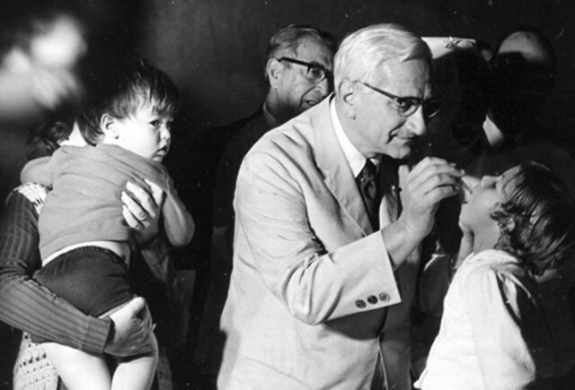 Acervo/ Estadão Albert Sabin, criador da vacina oral antipólio, participa de imunização no Hospital Albert Einstein, S.P. em 22/11/1970. Clique aqui para ler Albert Sabin e as gotinhas que salvam vidas
