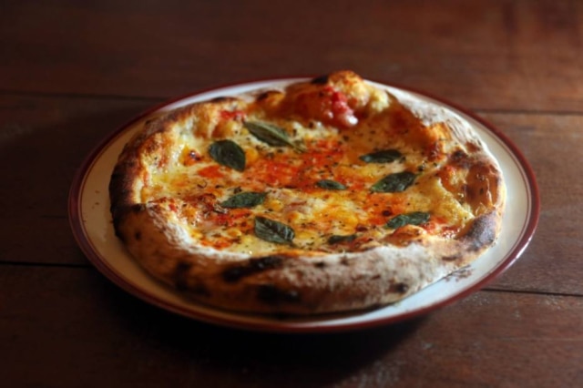 Alex Silva|Estadão Pizza de margherita da Di Fiore. Massa grossa, assada em forna à lenha