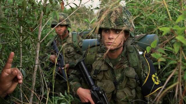 S11 ARQUIVO 14/04/2015 CADERNO2 Domingos Extremos, nova série do Discovery: Karina Oliani durante treinamento militar na Colômbia FOTO DIVULGAÇÃO
