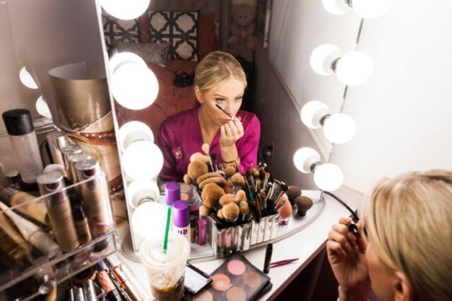 Emily Berl/ The New York Times Aplicando maquiagem em seu apartamento em West Hollywood