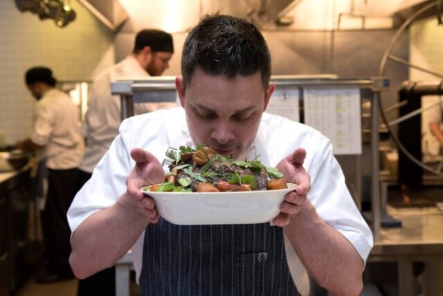 Angela Jimenez|NYT A carne de panela de Gavin Kaysen sofreu a influência tanto do chef Daniel Boulud, seu mentor, como de Dorothy Kaysen, sua avó.