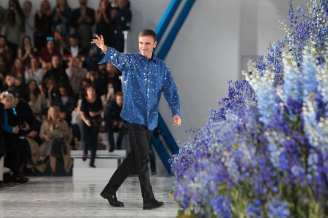 AP Photo/Thibault Camus O estilista Raf Simons é o novo diretor criativo da Calvin Klein. Na foto, ele acena após desfile da coleção de primavera/verão 2016 da Dior, grife que deixou no ano passado.