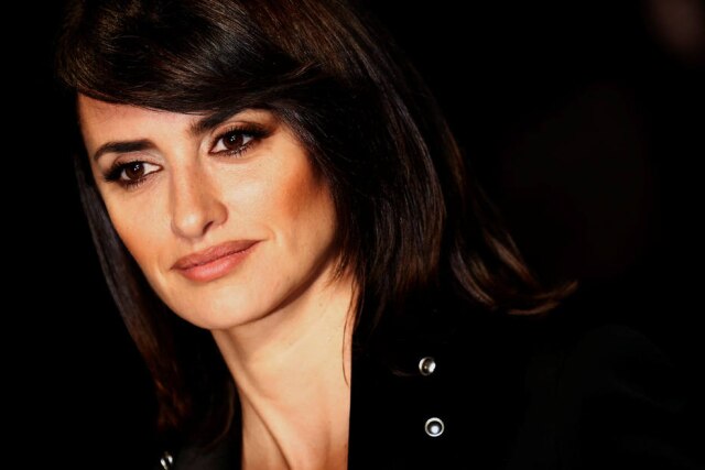 Luke MacGregor / Reuters De morena a loira: Penélope Cruz muda aparência para viver Donatella Versace