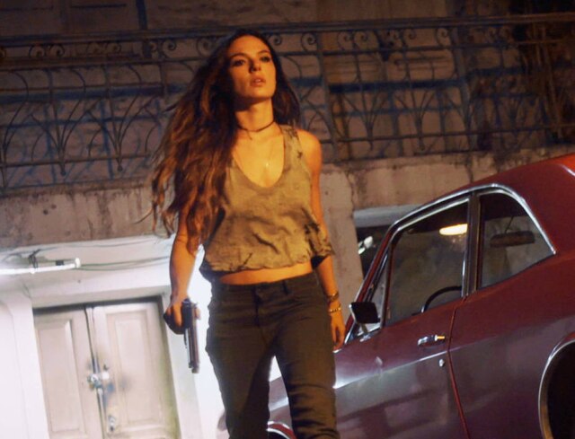 Corazon Filmes Isis Valverde no clipe da música 'Beautiful Lie' da banda Republica.