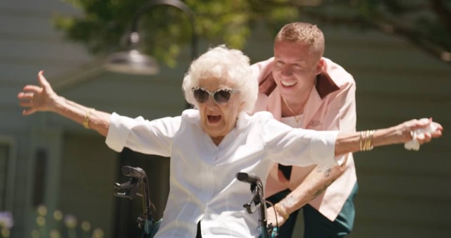 Youtube.com/RyanLewisProductions Helen, avó de Macklemore, comemorou 100 anos com um dia divertido ao lado do neto.