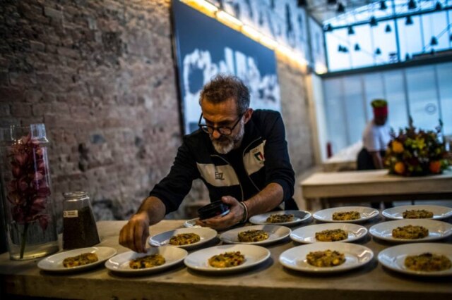 O chef Massimo Bottura finalizando os pratos no Reffetorio Gastromotiva no Rio de Janeiro