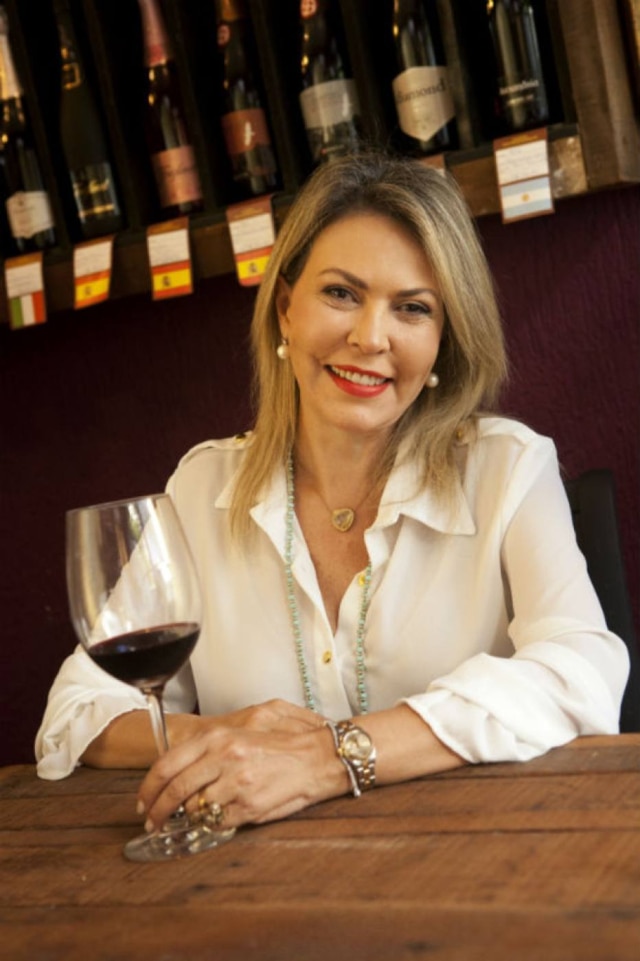 Johnny Mazzili|Divulgação Daniella Romano se apaixonou pelo mundo do vinho, formou caixa com notas brasileiras e hoje a adaptou para degustadores cegos