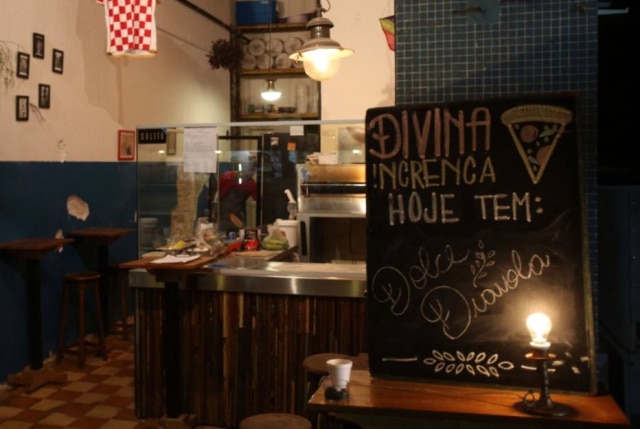 D.F. Diório|Estadão Forno de lastro, geladeira com cervejas e poucas banquetas dividem o espaço de 30 m² da nova Divina Increnca