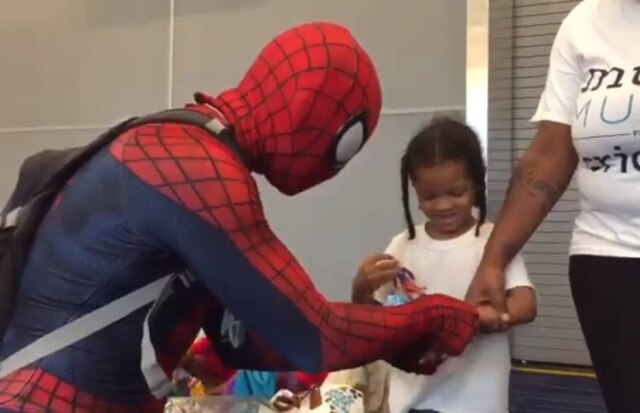 Twitter/@StefManisero 'Homem-Aranha' visitou Centro de Convenções em Houston